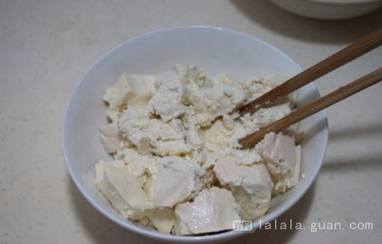 鸡蛋和豆腐一起炒，可以比大鱼大肉还好吃