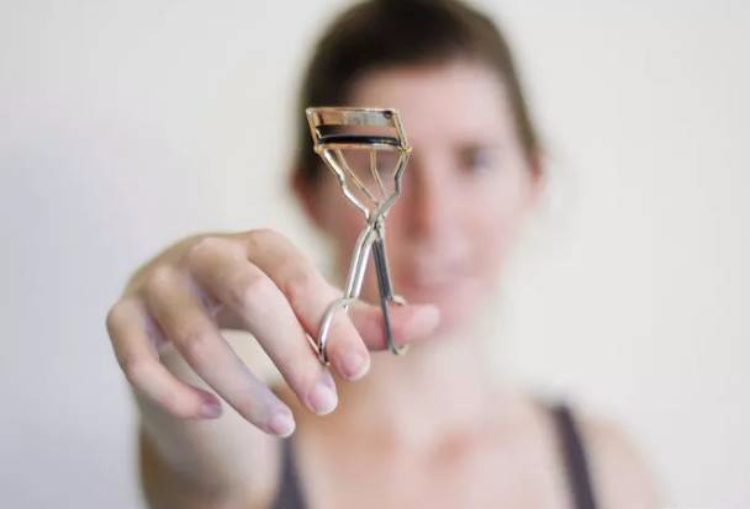 她把唇膏涂在睫毛上，第二天起床惊呆了！