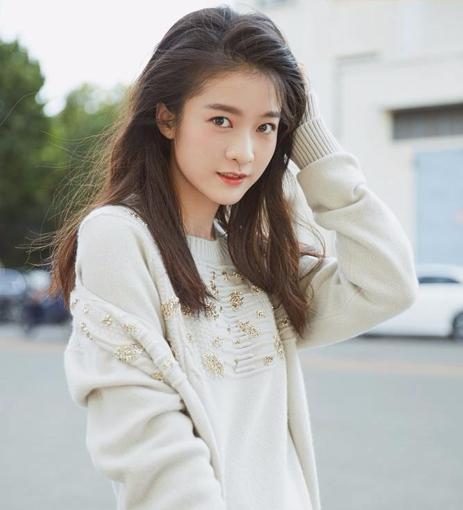 张雪迎青春街拍写真 清新靓靓丽递着纯净的能量