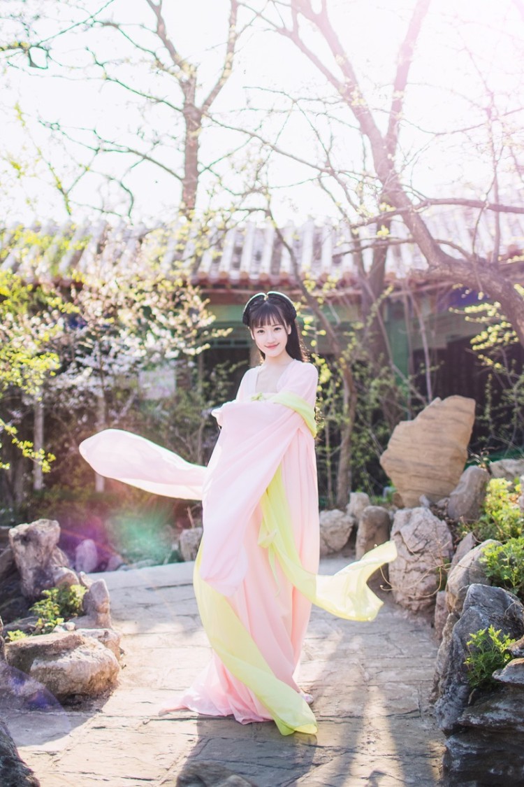 清纯刘海古装裙美女 清新活泼有少女气质