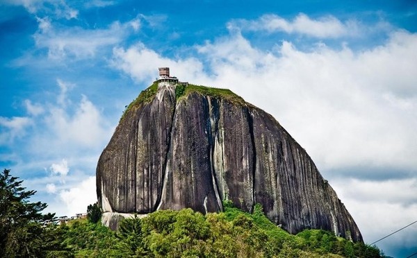 一块万吨巨石，引得游客蜂拥而来
