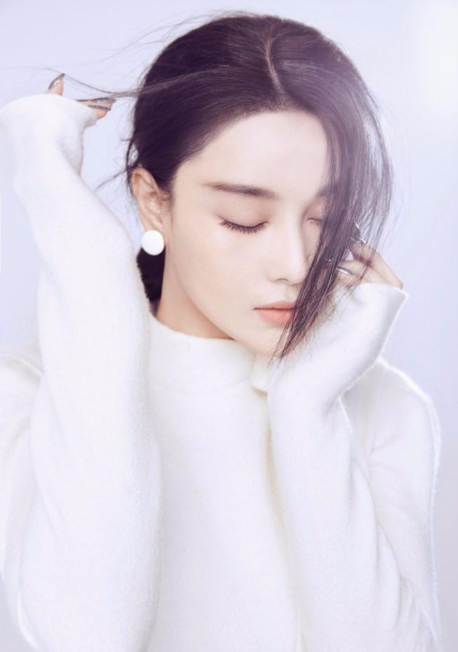 张馨予杂志封面写真 尽显御姐女神范