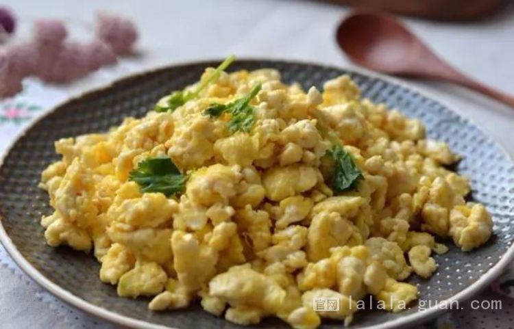 鸡蛋和豆腐一起炒，可以比大鱼大肉还好吃