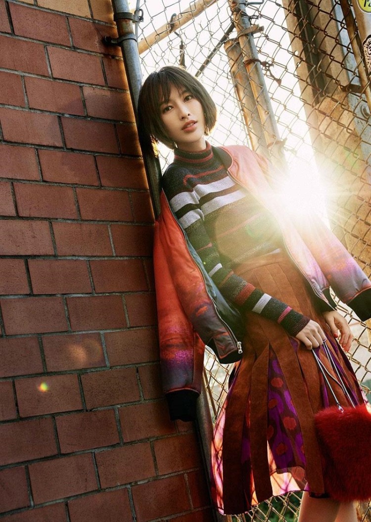 美女明星张俪腰细腿长时尚写真