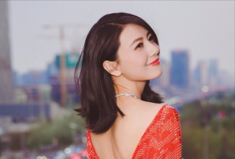 高圆圆露背红裙装依旧美艳 回眸一笑身材好