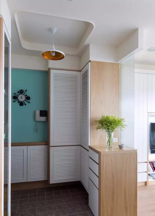 满满收纳的入户玄关，把鞋子衣服都放在这吧！