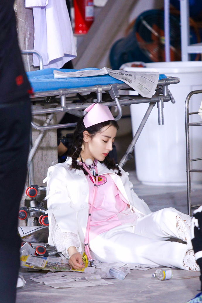 迪丽热巴化身呆萌小护士 双马尾辫萌萌哒