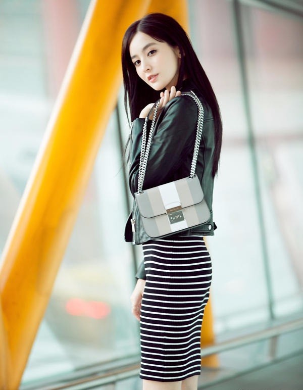 古力娜扎简约造型的机场街拍