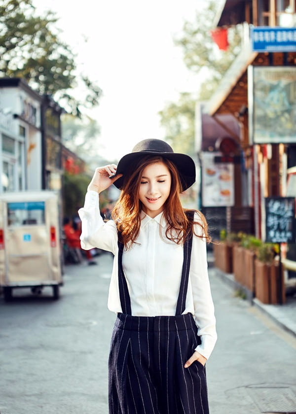 徐立复古风时尚大片 俏皮灵动又不失大气