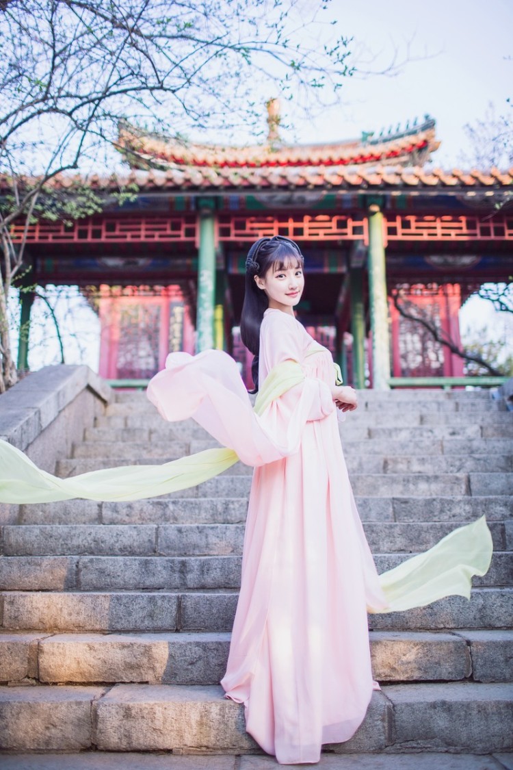 清纯刘海古装裙美女 清新活泼有少女气质