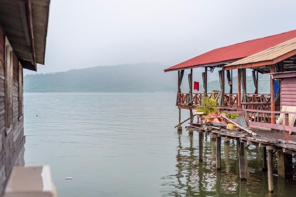 山打根最特色的建筑群，房子建在水上生活简单快乐