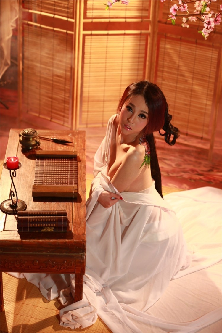 男女神李千伊化身“艳鬼” 躺床展媚功