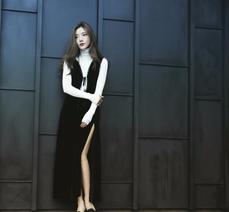 邓家佳优雅迷人的街拍图片 完美演绎多重活力