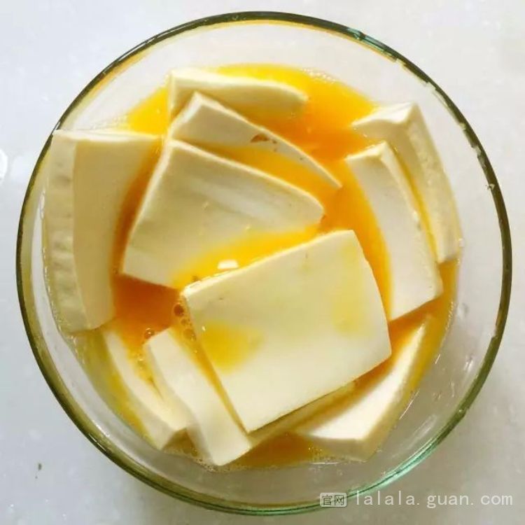 鸡蛋和豆腐一起炒，可以比大鱼大肉还好吃