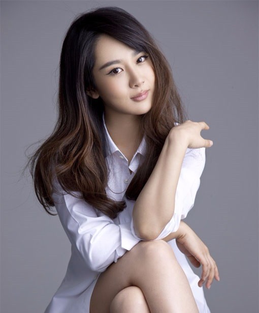 杨紫个性写真 亦清纯亦冷艳