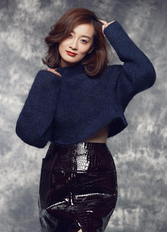 徐梵溪小露香肩性感图片 明眸与红唇尽显冷艳妩媚