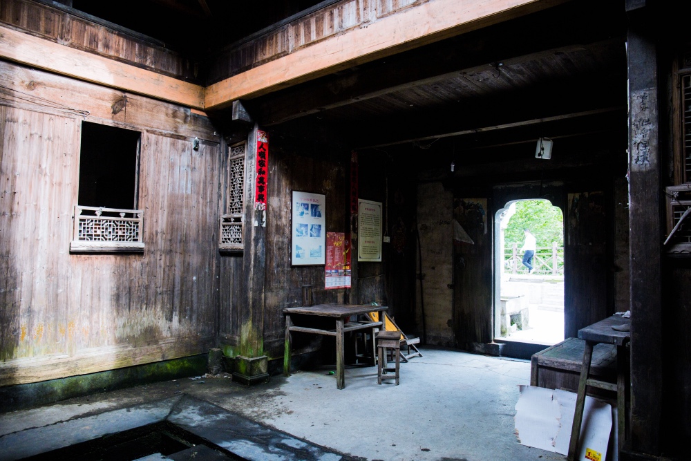 成龙为什么要捐赠古建筑，去了严家古村就明白了