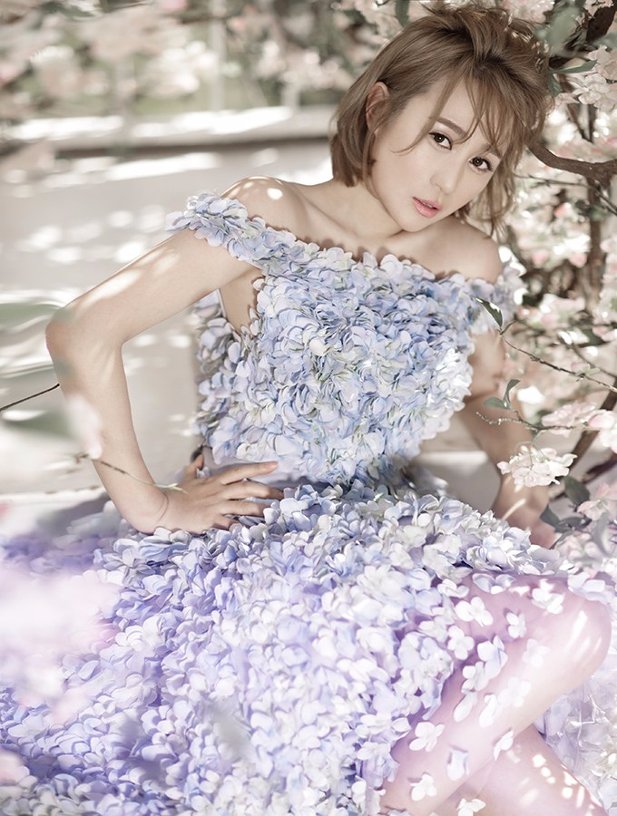 马丽清新唯美写真 精致长裙露白皙香肩和大长腿