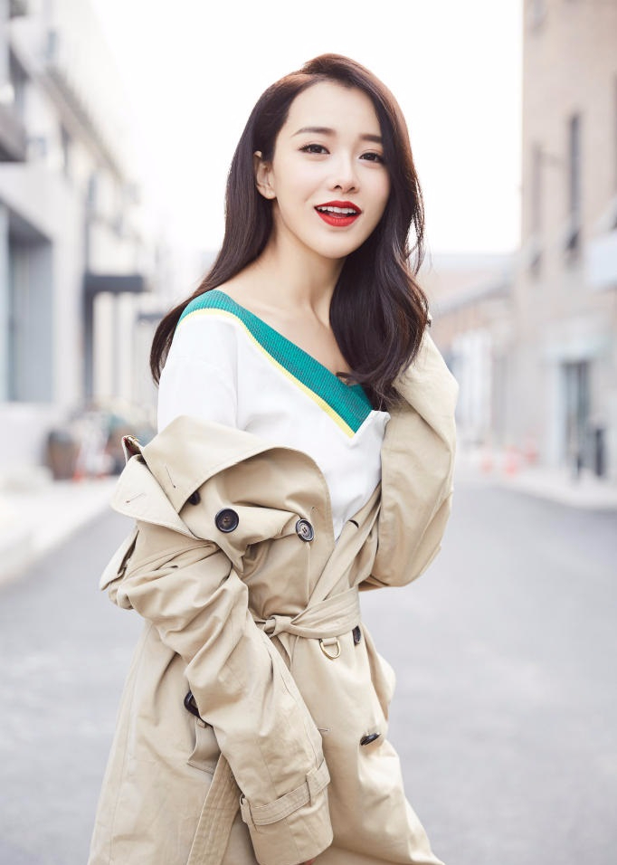 黄一琳时尚街头大片 冷感驾驭极端反差