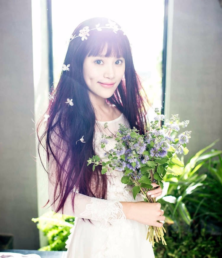 蔡蝶化身“花仙子” 肤白灵动气质甜美