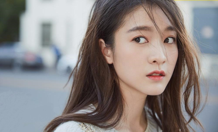 张雪迎青春街拍写真 清新靓靓丽递着纯净的能量