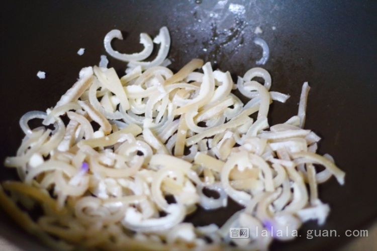 被大家丢弃的肉皮，加两种食材炒一炒，立马变成抢手的下饭菜