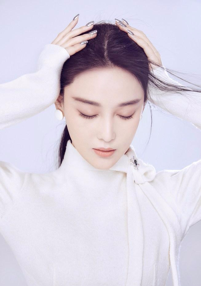 张馨予杂志封面写真 尽显御姐女神范