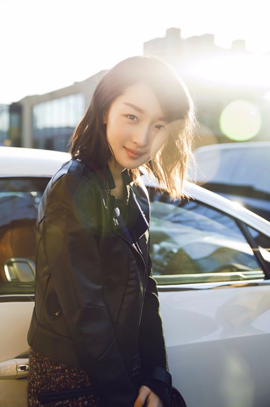 周冬雨异国时尚街拍图片 诠释完美英伦风