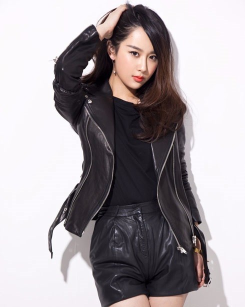 杨紫个性写真 亦清纯亦冷艳