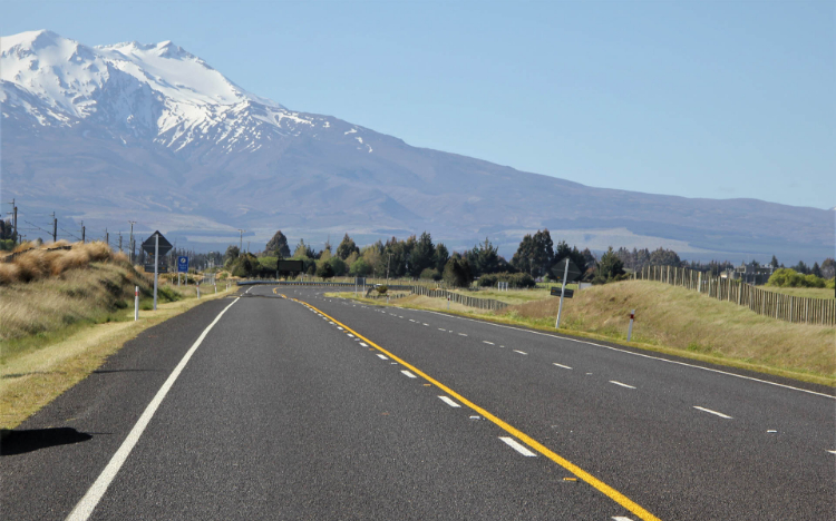 平坦宽阔的公路风景
