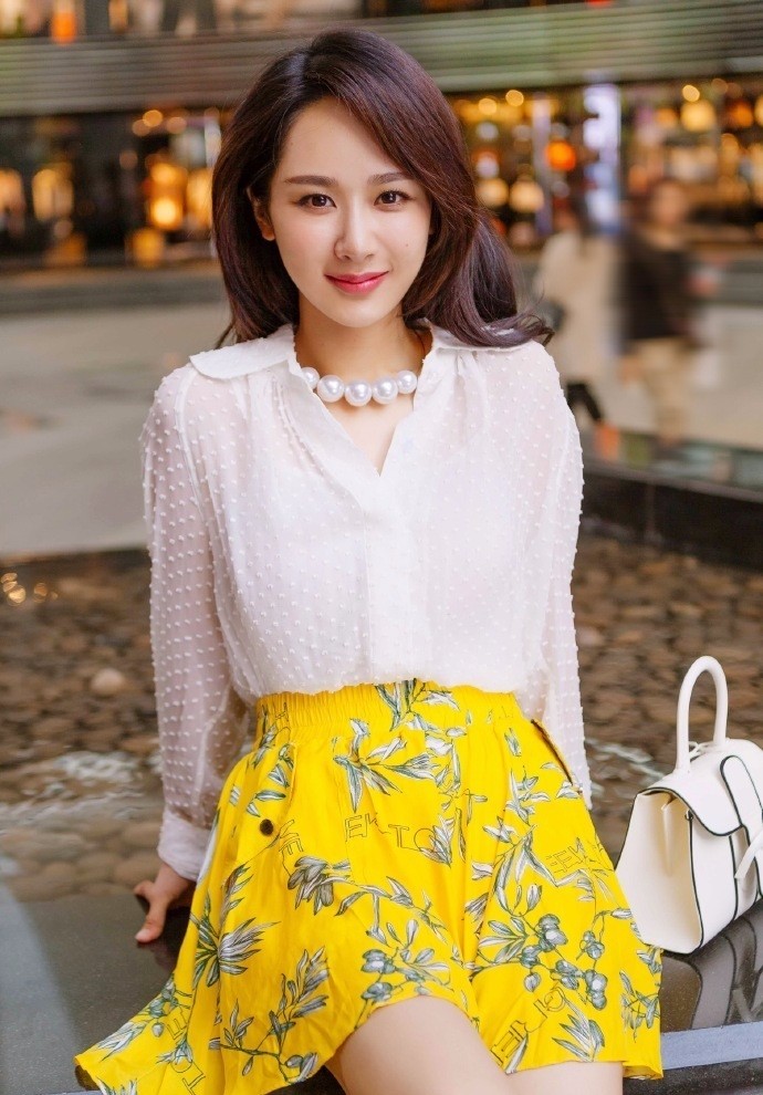 杨紫个性写真 亦清纯亦冷艳