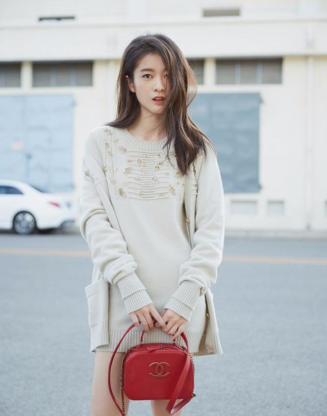 张雪迎青春街拍写真 清新靓靓丽递着纯净的能量