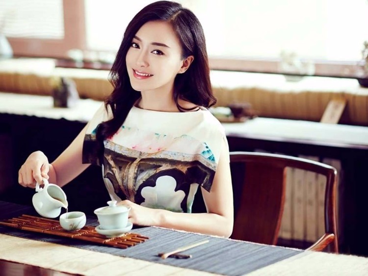 秦岚全新简约时尚写真 优雅清新的气质