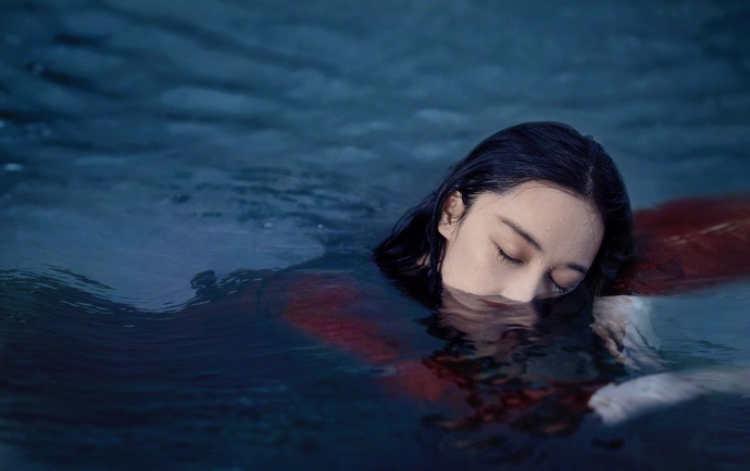 张馨予夏日清凉大片 水中湿身写真