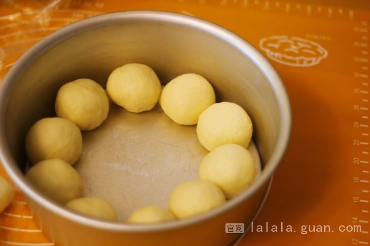 这样做的小面包不仅颜值好，味道更没得说，当早餐或下午茶都很赞