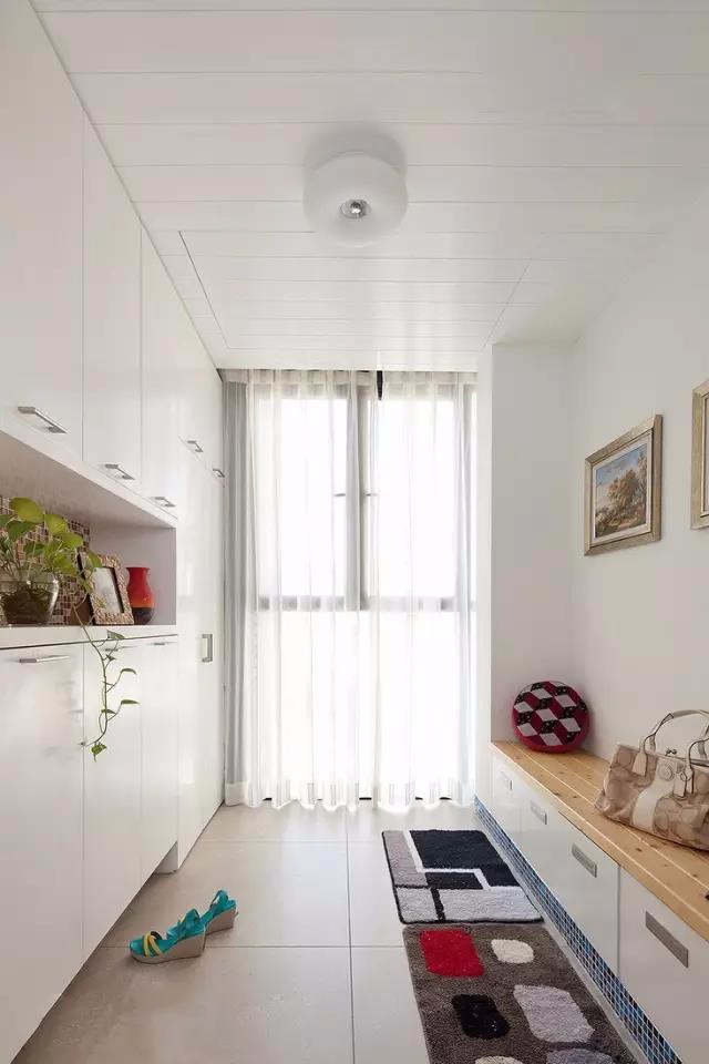 满满收纳的入户玄关，把鞋子衣服都放在这吧！