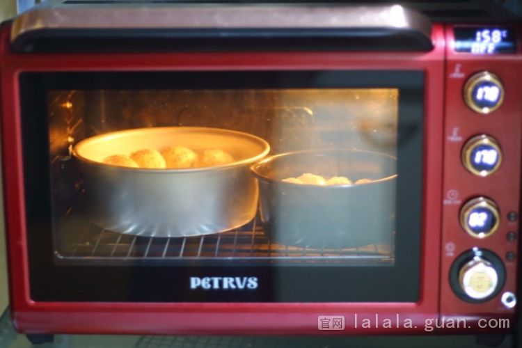 这样做的小面包不仅颜值好，味道更没得说，当早餐或下午茶都很赞