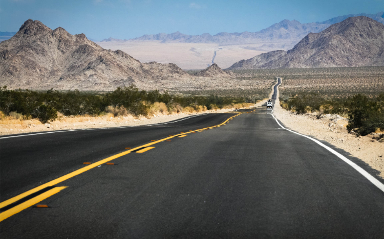 平坦宽阔的公路风景