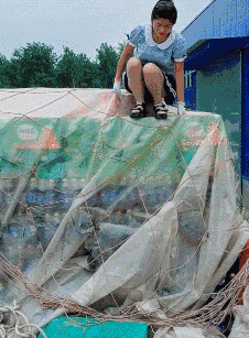 搞笑GIF：手机表示看不下去了