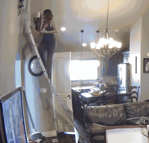 搞笑GIF：这一脚下去，感觉这位小哥肯定是一脸懵圈