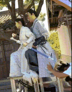 搞笑GIF：这张图只能说明这两家手机店确实赚钱。