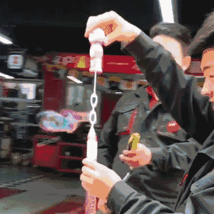 搞笑GIF：我比较羡慕扛摄影师的小伙子