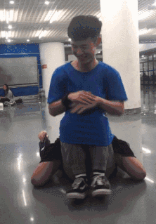 搞笑GIF：手机表示看不下去了