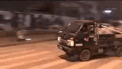 搞笑GIF：只要技术好，货车像超跑