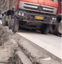 搞笑GIF：这张图只能说明这两家手机店确实赚钱。