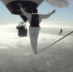 搞笑GIF：这张图只能说明这两家手机店确实赚钱。