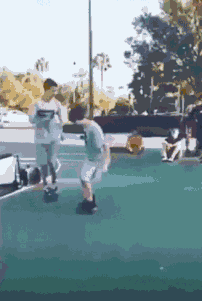 搞笑GIF：我比较羡慕扛摄影师的小伙子