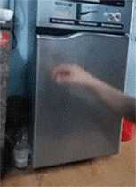 搞笑GIF：球技精湛的妹子背后，需要一个帮忙造假的助理