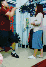 搞笑GIF：这张图只能说明这两家手机店确实赚钱。