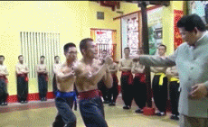 搞笑GIF：球技精湛的妹子背后，需要一个帮忙造假的助理